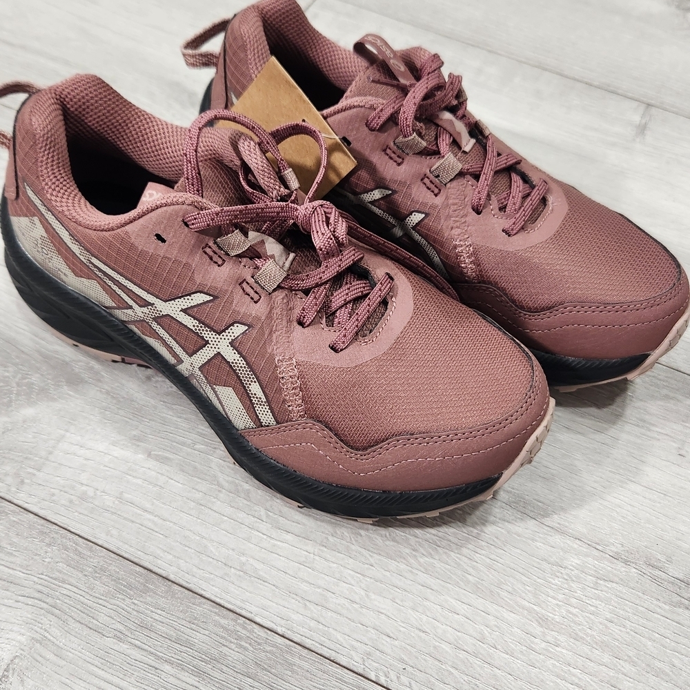 Asics Gel Venture 10 Trail Shoe, Women's size 6, Rubble Red/Fawn. New with box.